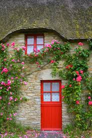 Enviable Entryways 20 Fancy Homes That Are Covered In Flowers Doors Cottage Door Beautiful Doors