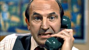 Reginald Perrin, el hombre que vendía balones de fútbol cúbicos y raquetas  de tenis sin cuerdas