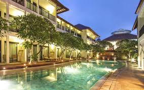 The mansion resort hotel & spa is one of bali's rare gems, a unique, boutique resort situated just a few minutes drive from the center of ubud, the island's cultural center. Bewertungen The Mansion Baliwood Ubud 5 The Camakila Legian Bali 4 Ubud Voyage Prive