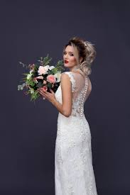 3.889 toate viitoarele mirese visează să fie deosebit de frumoase și irezistibile în ziua nunții, atrăgînd toate privirile și atenția asupra sa. Coafura Mireasa Par Lung Mediu Si Scurt Machiaj Mireasa
