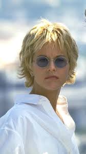 No conocíamos a esta actriz italiana, pero si tienes el pelo rizado y  quieres llevarlo corto tienes que llevar su foto al peluquero