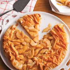 Dans un moule à tarte recouvert de papier sulfurisé disposez les quartier de pommes. Tarte Aux Pommes Et Sirop D Erable En Pate Phyllo Les Recettes De Caty