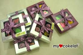 With an exacto knife, paint and a plain doormat, you can create a replica of their house to lay at their front door. Wedding Doorgift Mylovecokelat