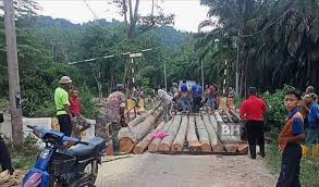 Gotong royong warga kampung indra putra subing pembuatan saung. Gotong Royong Baiki Sendiri Jambatan Lama Rosak