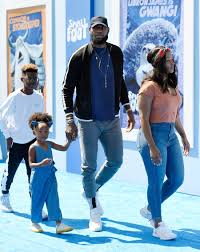 Apparently, this was misreported by numerous outlets and is not lebron's house. Lebron James Evacuates His Family From Fire In Western Los Angeles The New York Times