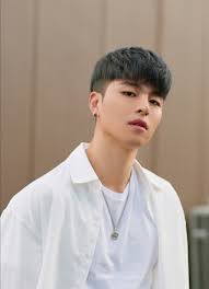Sesuaikan model potongan rambut sesuai bentuk wajah. 7 Model Gaya Rambut Pria Berponi Andalan Idol Korea Bukareview