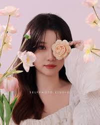 韩杂写真| 精致花花肖像花漾少女是一切美好的代名词来将鲜花与夏天一起拥入怀中🌸 粉粉嫩嫩的水蜜桃妆容🫧 掩藏在花朵下的奶油肌皮肤