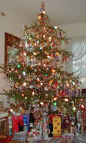 Beautiful Vintage Tree Notice The Differcence In Branch Shape And Open Areas From Current Trees Vintage Christmas Tree Christmas Tree Decorations Christmas
