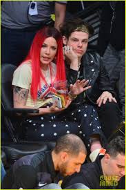 During their time together, they teamed up with travis barker for 11 minutes, and teased. Halsey Yungblud Couple Up At The Lakers Game Photo 4249121 Halsey Yungblud Pictures Just Jared