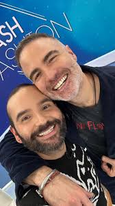 El oficio del actor 🎭 Roberto Jones lo dejó todo. Trabajo, carrera de  abogacía, amigos y costumbres para entregarse por completo a la actuación.  HOY 18h, una tarde mágica con un