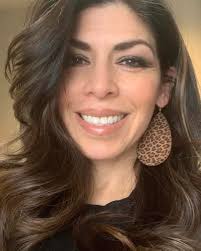 👋🏻 Hey everyone! We're thrilled to introduce you to the heart and soul of  our Springs office, Kristi! 🦷 As our Office Manager, she keeps everything  running smoothly so that our team