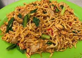 Masukan mie yang sudah basah dan ditiriskan tadi ditambah kecap dan bumbu yang tersisa lainya. Resep Mie Telur Goreng Pedas