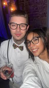 Can someone remove the blue anchor in this photo?