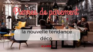 Deco campagne chic dans la salle à manger, table en bois, chaises en bois blanches avec revêtement gris, vase de fleurs, vaisselier blanc, suspensions. Pierres De Parement La Nouvelle Tendance Deco Kare Click