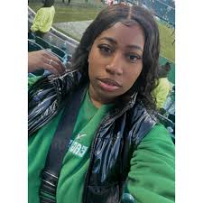 Who's girl is this? Must be an Eagles fan... 🤦