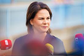 Annalena baerbock was telling a story about a pupil refusing to complete an assignment containing the racial slur. Sexismus Pur So Frauenfeindlich Wird Annalena Baerbock Behandelt Wmn