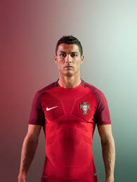 Dal 2007 la squadra vincitrice del campionato portoghese di calcio è autorizzata ad apporre sulla propria maglia per l'anno successivo una piccola versione dello stemma nazionale, analogamente a quanto avviene con lo scudetto nel campionato italiano. Nike Svela Le Nuove Divise Del Portogallo Di Cr7 Per Euro2016 Sporteconomy