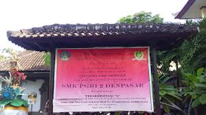 Tanda titik (.) adalah tanda baca yang digunakan untuk mengakhiri sebuah kalimat atau menjadi penutup sebuah kalimat. Desain Taman Papan Nama Sekolah