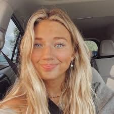 Anika Hope's Instagram, Twitter & Facebook