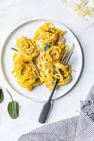Spaghetti With Butternut Squash Leek Parmesan Sauce Is So Delicious Recipe Butternut Skinny Taste Recipes Leeks