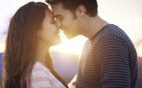 Cand un barbat isi declara si isi arata dragostea, femeia se simte pretuita si apreciata. Comportamentul Unui Barbat Indragostit Timid Despre ViaÈ›a Din Romania