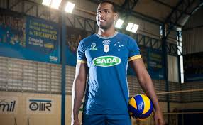 No último domingo, a equipe derrotou a polônia na decisão por 3 sets a 1 (22/25, 25/23, 25/16 e 25/14), em rimini, na itália. De Saida Do Pais Cubano Leal Diz Que Volei Do Brasil O Tornou Sensacional 28 04 2018 Esporte Folha