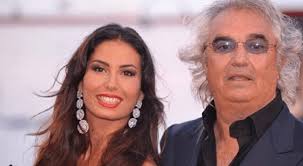Flavio briatore ed elisabetta gregoraci posano insieme al loro figlio nathan falco, in occasione briatore è accanto all'ex moglie vestita di bianco e sorride abbracciando il piccolo festeggiato nonostante la fine del matrimonio, l'ex coppia ha mantenuto ottimi rapporti soprattutto per amore del. Elisabetta Gregoraci Doloroso Sfogo Sui Social E Finita Con Flavio Briatore Il Post Della Verita
