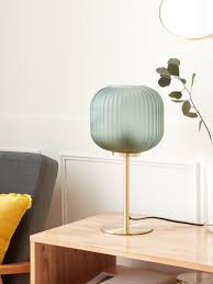 lampe a poser en verre strie et metal dore un style chic raffine et sculptural facon art deco details lampe metal lampe de chevet design lampe decoration