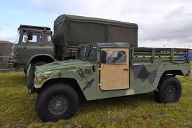 The high mobility multipurpose wheeled vehicle (hmmwv; Ein Hmmwv High Mobility Multipurpose Wheeled Vehicle Ist Hier In Der Version M998 Cargo Troop Carrier Ausgestellt Fahrzeugbilder De