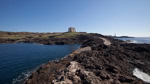 Si tratta di una spiaggia caratterizzata da ciottoli scuri, e da scogli affioranti, soprattutto verso la riva, bagnata da un mare cangiante dal turchese fa parte dell'area marina protetta isola di ustica. Spiagge Di Ustica Sicilia Spiagge Italiane Su Trovaspiagge It