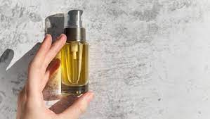 It also acts as a sunscreen. Stop Hair Fall With This Diy Coconut And Castor Oil Serum