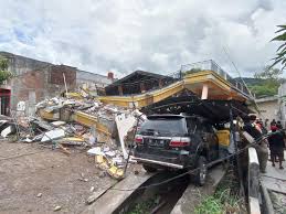 La bimba schiacciata dal crollo di un muro della. Terremoto In Indonesia Almeno 35 Morti