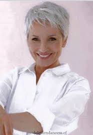 Peu importe la coupe de cheveux, la femme à 70 ans assume souvent ses cheveux gris ou blancs. Coupe Cheveux Blancs Courts Femme 60 Ans