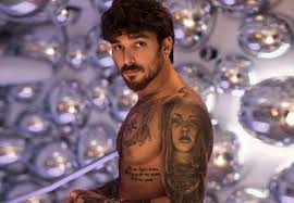 Known on instagram for posting selfies, fitness, and tattoo photos, he has earned more than 1.5 million followers. Andrea Cerioli E Arianna Cirrincione Instagram