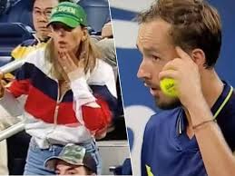 De scalp van Federer had hij al en ook Djokovic bracht hij vannacht aan het  wankelen, tot Australiër een wel héél erg ongelukkige beslissing neemt