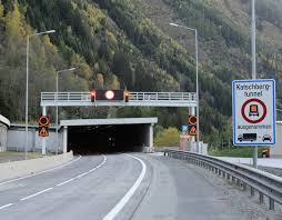 Um ein unglück wie im tauerntunnel in zukunft zu vermeiden, wurden in beiden tunnelröhren jeweils zwei befahrbare und 14 begehbare querschläge eingebaut. Katschbergtunnel