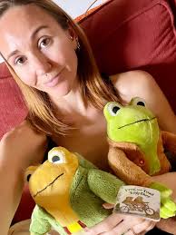 Feeling low today so Flerbs doing some gaming! I promised him I'll find  some clothes eventually (I'll take a trip to Smyths, for clothes). I've  asked around with no luck/help 😩 Anyone