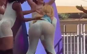 Iggy Azalea Showing Cheeks & Twerkin On Stage At NYC Show!