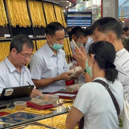 4/3/69 ประชาชนแห่ซื้อ-ขายทองเยาวราช หลังเปิดตลาดร่วงแรง 1,550 บาท  คิวแน่นตั้งแต่เช้า บรรยากาศการซื้อขายทองคำในย่านเยาวราช  ตั้งแต่ช่วงเช้าคึกคัก หลังราคาทองคำเปิดตลาดปรับตัวลดลงแรงถึง 1,550 บาท  ข้อมูลล่าสุดจาก สมาคมค้าทองคำ ประกาศเมื่อเวลา 09.04 น. ราคา ...