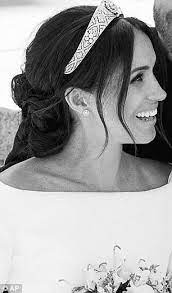Meghan Markle Lets Her Hair Down In Veil Free Wedding Photo With Harry Meghan Markle Hair Celebrity Wedding Hair Wedding Hair And Makeup