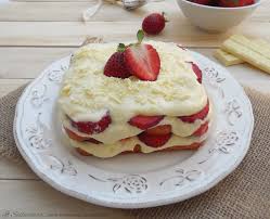 Arriva aprile e cominciamo a desiderare un solo dessert: Tiramisu Alle Fragole Con Cioccolato Bianco Facile E Buonissimo