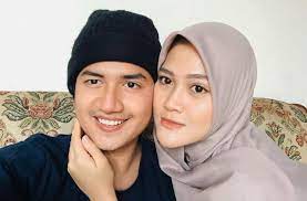 It's the last summer of their univeristy life, cousins macky (rayan dulay). Diam Diam Henny Rahman Dan Zikri Daulay Sudah Cerai Kenapa Matamata Com