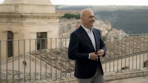 Il commissario montalbano spulcia tutti i dossier di catalanotti, i testi teatrali ai quali lavorava, le note sui personaggi. Il Metodo Catalanotti Trama Cast E Streaming Il Commissario Montalbano