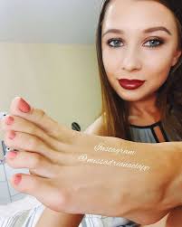 Šarmantna sara sandeva odigraće jedan od najkompleksnijih i najtragičnijih ženskih likova srpske književnosti u ekranizaciji romana bore stankovića foto: Adriana Clapp Feet 20 Photos Celebrity Feet Com