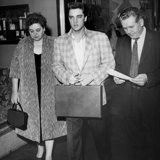 What happened to Elvis Presley's parents?