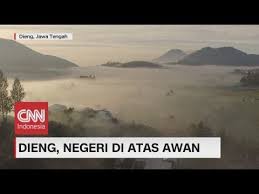 Dataran ini sudah tidak asing lagi bagi masyarakat indonesia, karena dikenal dengan pesona alamnya yang indah di pulau jawa yang dikelilingi oleh hijau pegunungan dan hamparan awan. Dieng Negeri Di Atas Awan Youtube