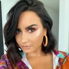 Demi Lovato y accesorio que debes tener en tu clóset