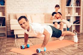 Nuestra gimnasia artistica en casa para niñas te ofrece una variedad de últimos leotardos de ballet, barras asimetricas y gimnasio en casa. Hombre Que Hace Pectorales En Piso Con Pesas De Gimnasia En Casa Imagen De Archivo Imagen De Gimnasia Casa 136528381