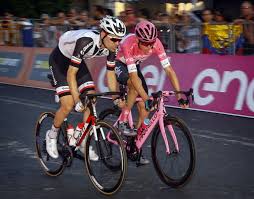 Tom dumoulin won the 100th giro d'italia in final stage thriller, reclaiming the pink jersey in the 29.3km individual time trial. Tom Dumoulin Bleef Fier Overeind In Krankzinnige Giro Giro Ad Nl