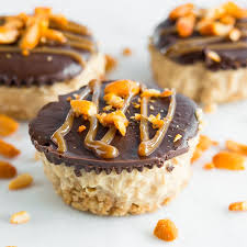 Die Kleinen Kunstwerke Aus Fluffiger Erdnuss Frischkase Creme Auf Toffee Keks Boden Brauchen Keinen Ofen Sondern L Torte Ohne Backen Kuchen Ohne Backen Backen